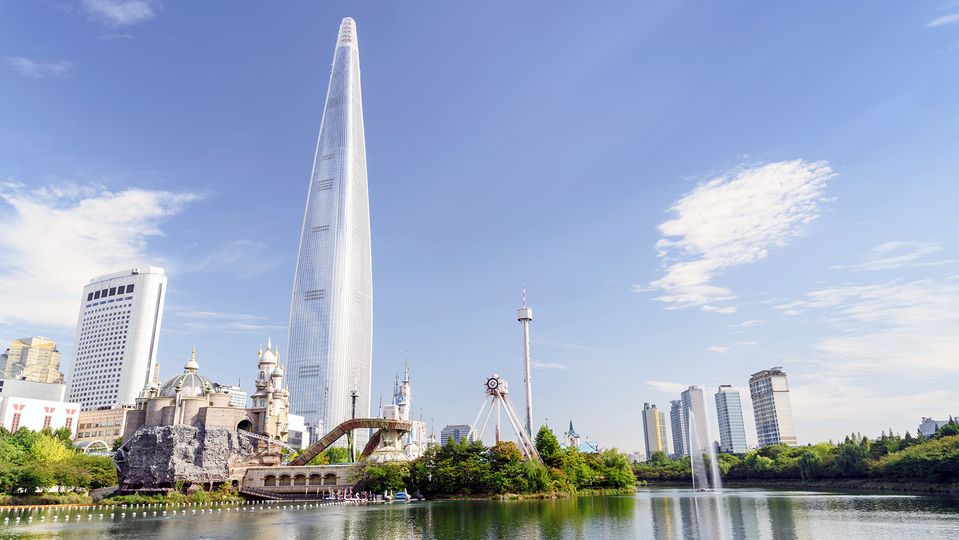 Lotte World Tower and the World Magic theme park in the foreground.