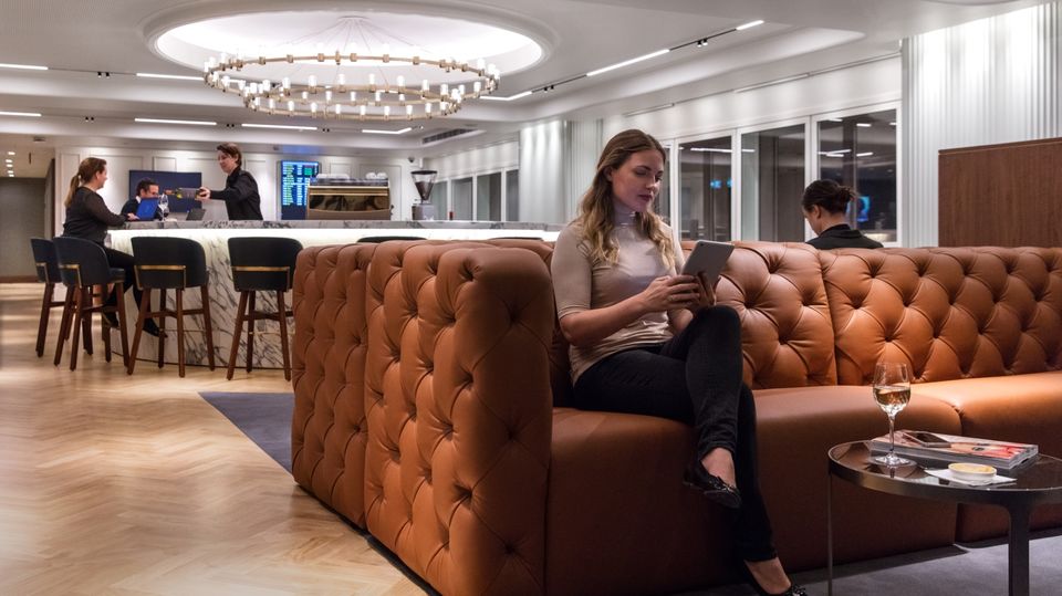 The existing Qantas London Lounge has a very elegant, almost club-like British feel.