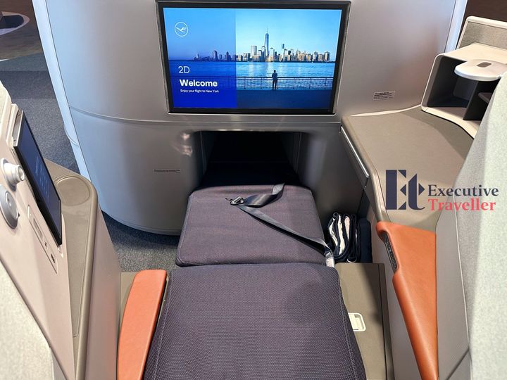 The spacious private Allegris throne seat.