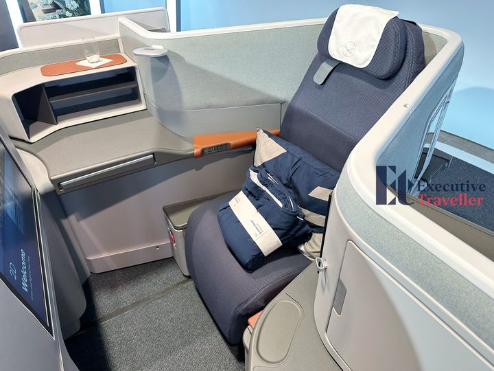 The spacious private Allegris throne seat.