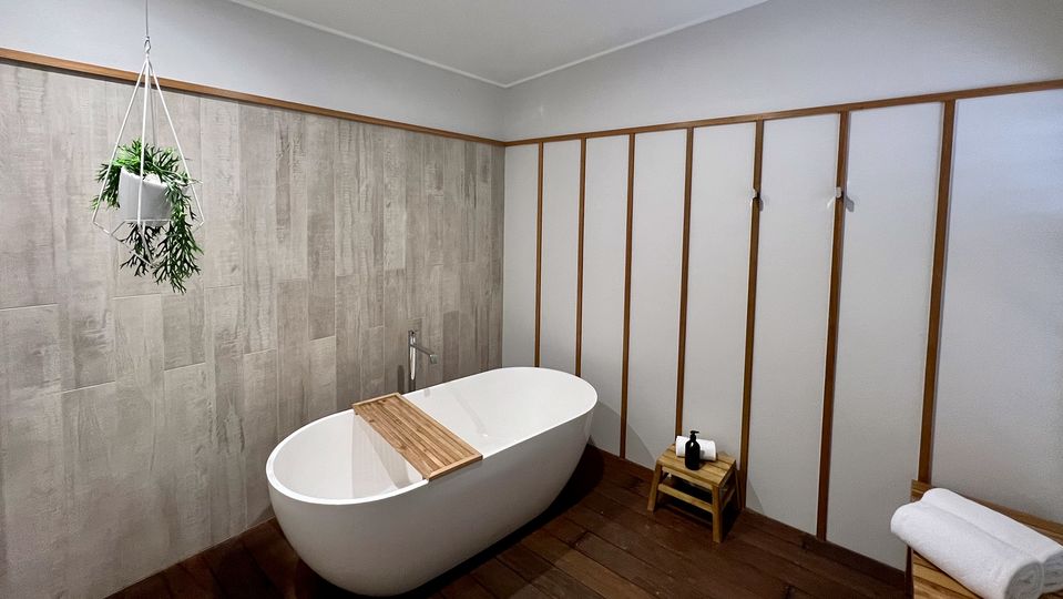 The separate 'bath house' allows you to enjoy a soak in the fresh air.