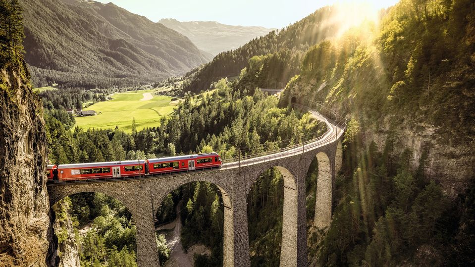 Die wunderschöne Landwasserbrücke in Graubünden .. Schweiz Tourismus