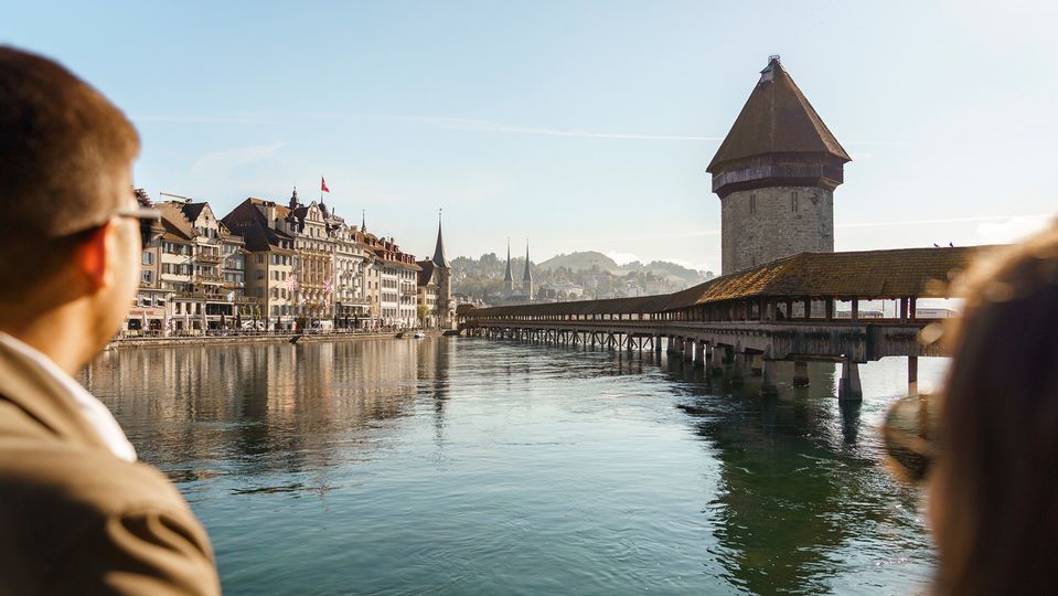 Die Kapellbrückbrücke ist eine der beliebtesten Sehenswürdigkeiten in Luzern.. Schweiz Tourismus
