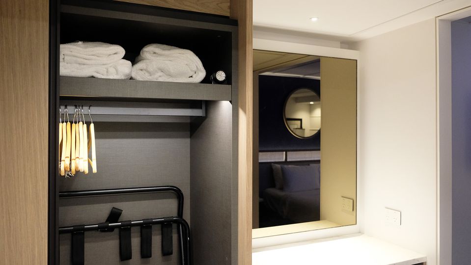A large mirror is located in the entrance alongside the wardrobe.