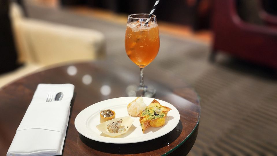 Whet your appetite with a few pre-dinner snacks at Club InterContinental.