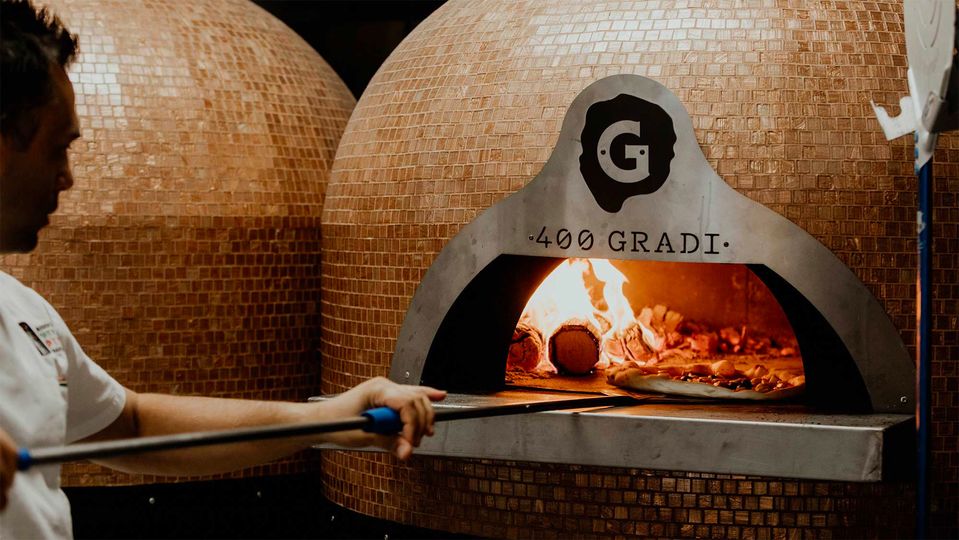 The wood fire oven at 400 Gradi.