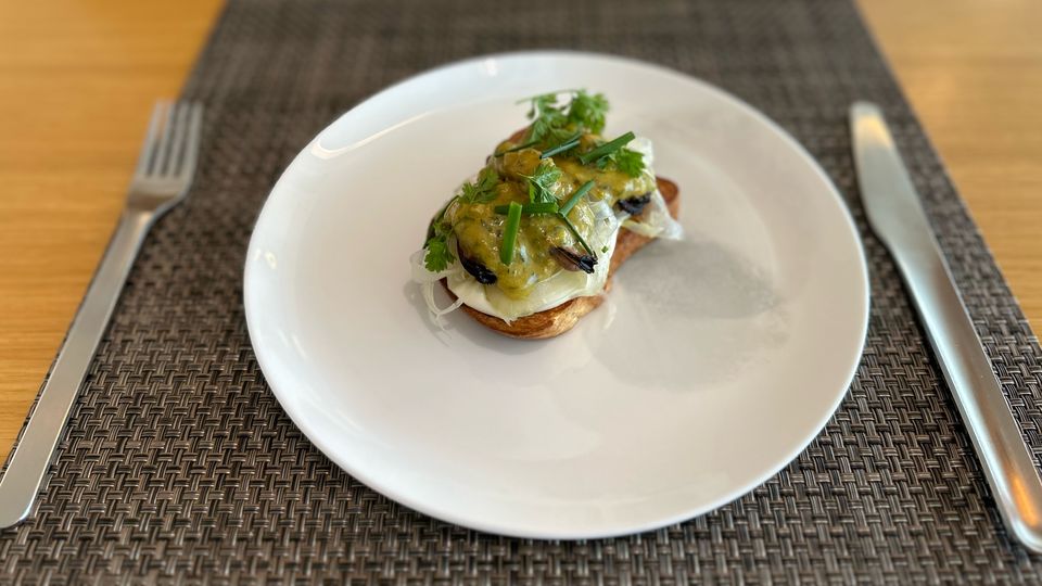 Qantas First Lounge Winter 2023 menu: poached mussels.