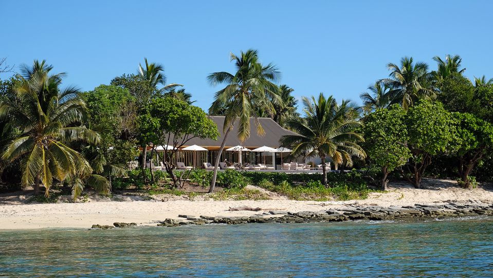 Waving a final farewell to Reef House as the boat returns to the mainland.