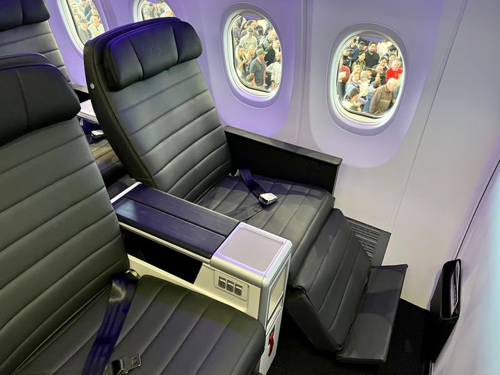 More comfort above the clouds: an extendable legrest and footrest.