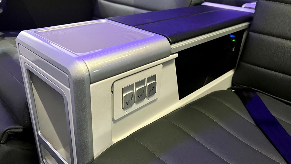 More comfort above the clouds: an extendable legrest and footrest.