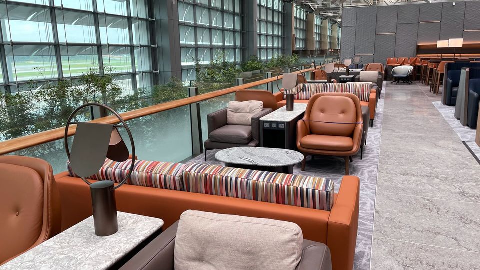 The SilverKris business lounge is perched on the upper level of Changi Terminal 3.