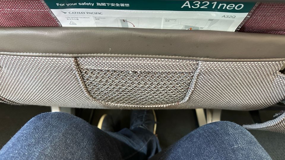 Espacio para las piernas estándar en Economy Class A321neo de Cathay Pacific.