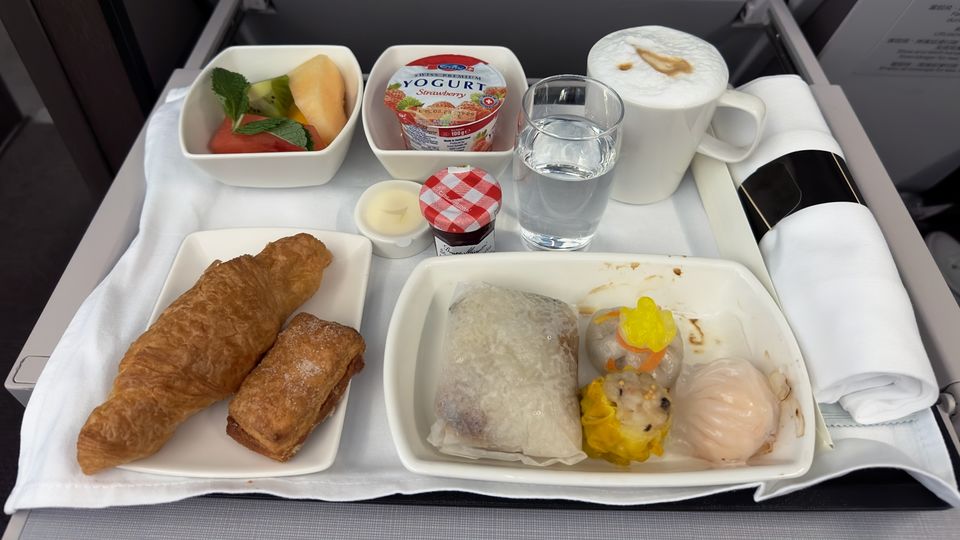 El desayuno de clase ejecutiva se sirve en el vuelo de media mañana A321neo de Cathay Pacific.