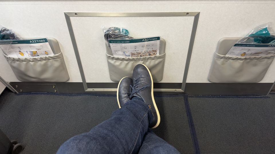 Espacio para las piernas en la primera fila en Economy Class A321neo en Cathay Pacific.