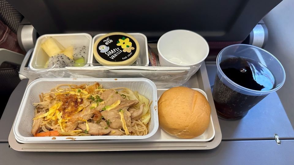 El almuerzo en clase económica se sirve en el vuelo A321neo de Cathay Pacific.