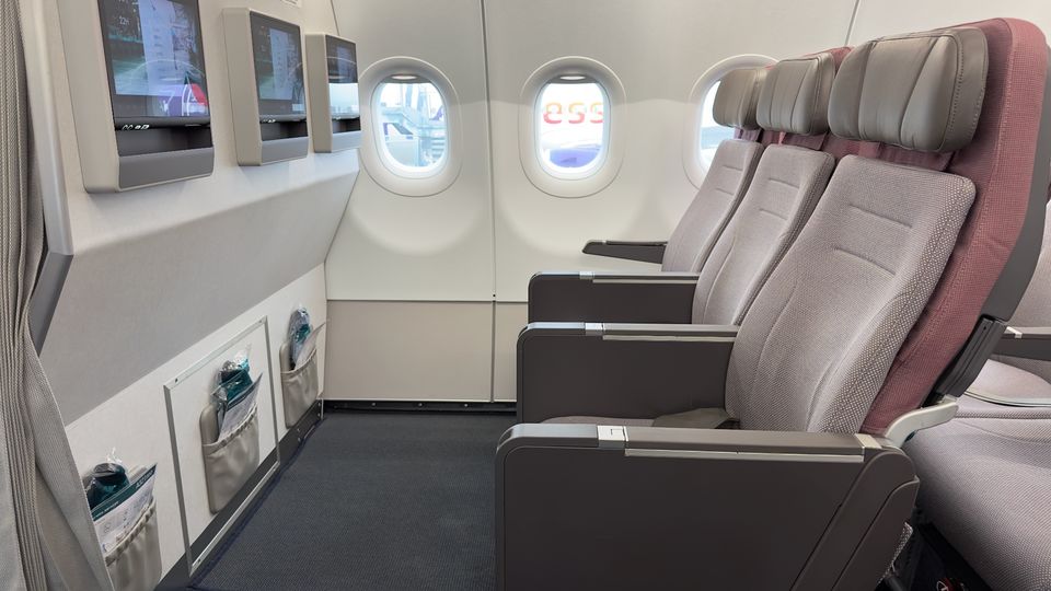 Espacio para las piernas en la primera fila en Economy Class A321neo en Cathay Pacific.