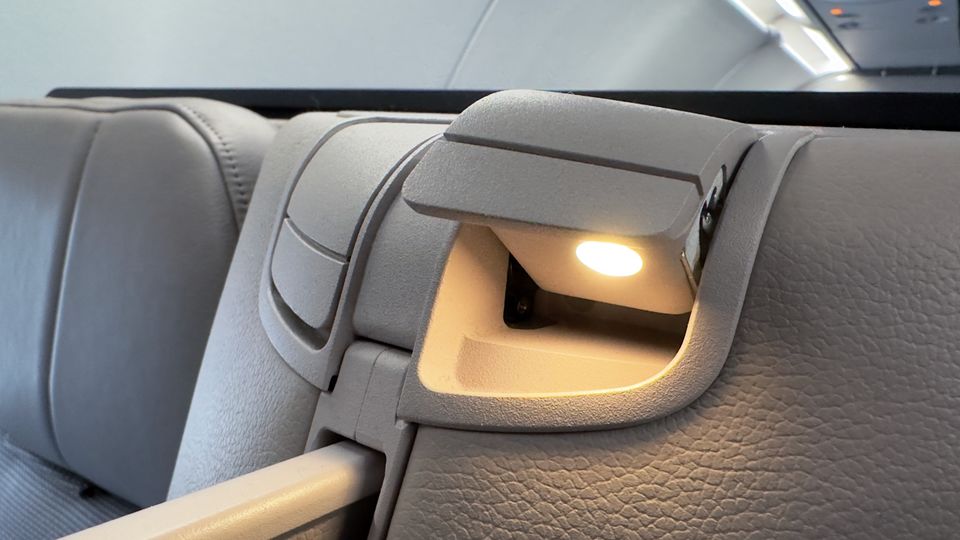 Luz de lectura LED integrada en el asiento de clase ejecutiva del A321neo de Cathay Pacific.