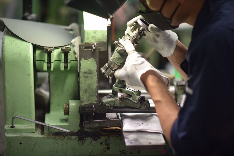While a polishing machine is used, there’s no fixed jig or robot – the watchmaker does it all by feel.