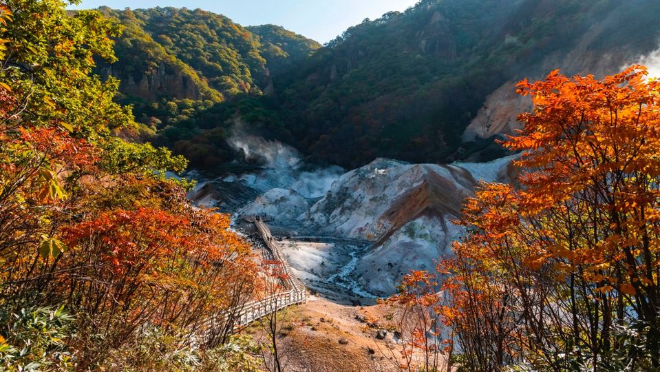 Jigokudani (Hell Valley) is just a 5 minute walk from Noboribetsu Onsen.. JNTO