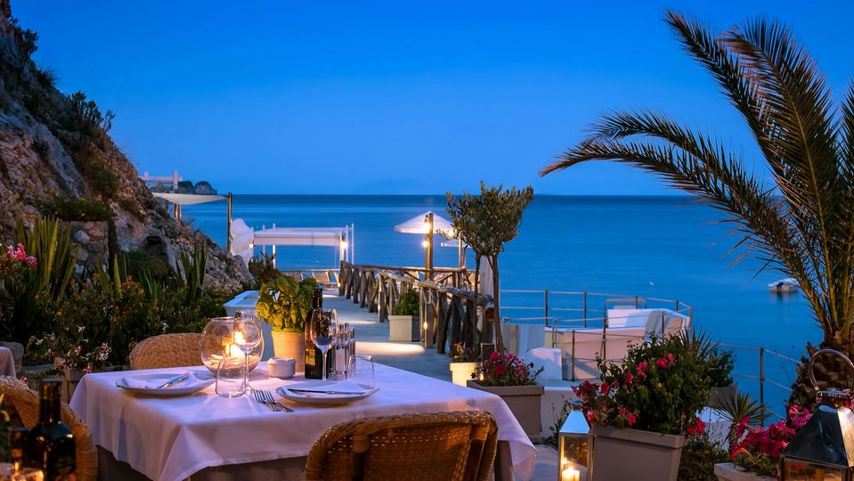 Waterside dining at Conca del Sogno.