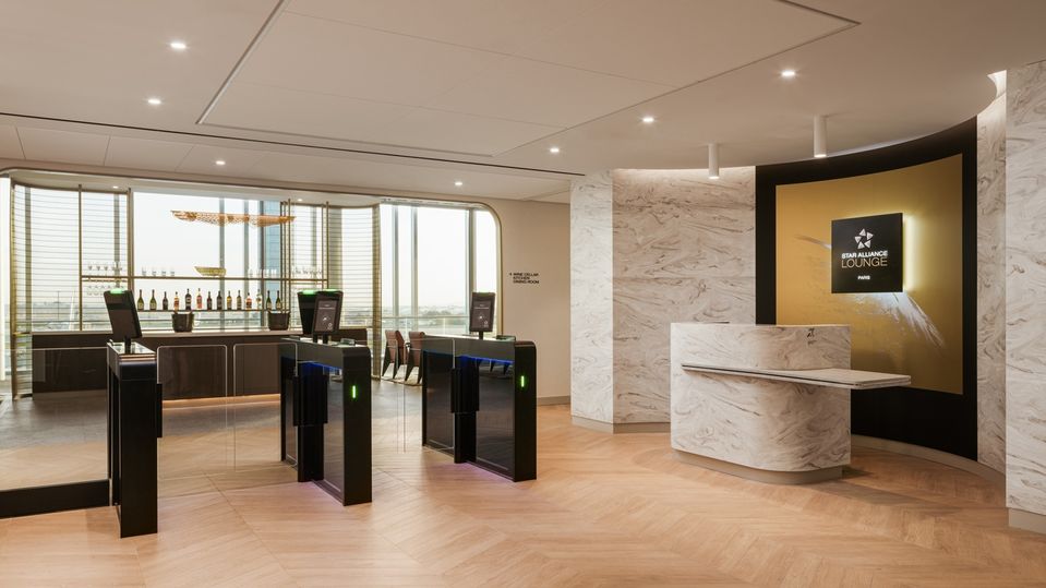 Simply swipe your boarding pass to gain entry, or chat with the staff at the desk.