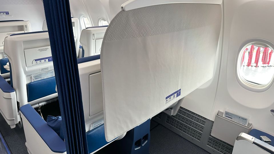 Malaysia Airlines Boeing 737 MAX economy class legroom.
