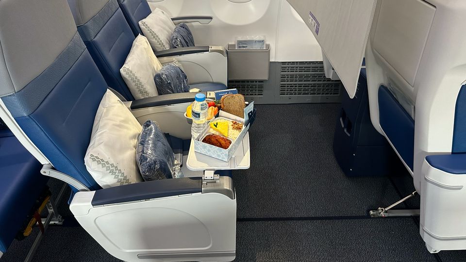 Malaysia Airlines Boeing 737 MAX economy class legroom.
