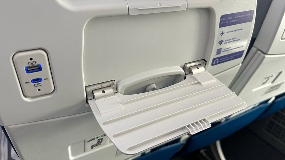 Malaysia Airlines Boeing 737 MAX economy class USB power outlets.