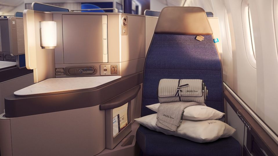 United's Polaris business class now features bedding from Saks Fifth Avenue.