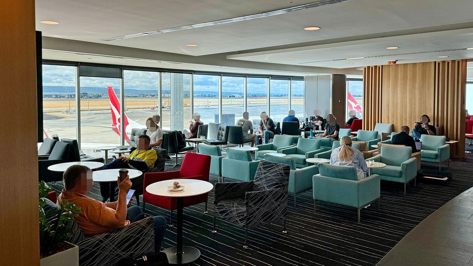 The business end of the lounge is much quieter.