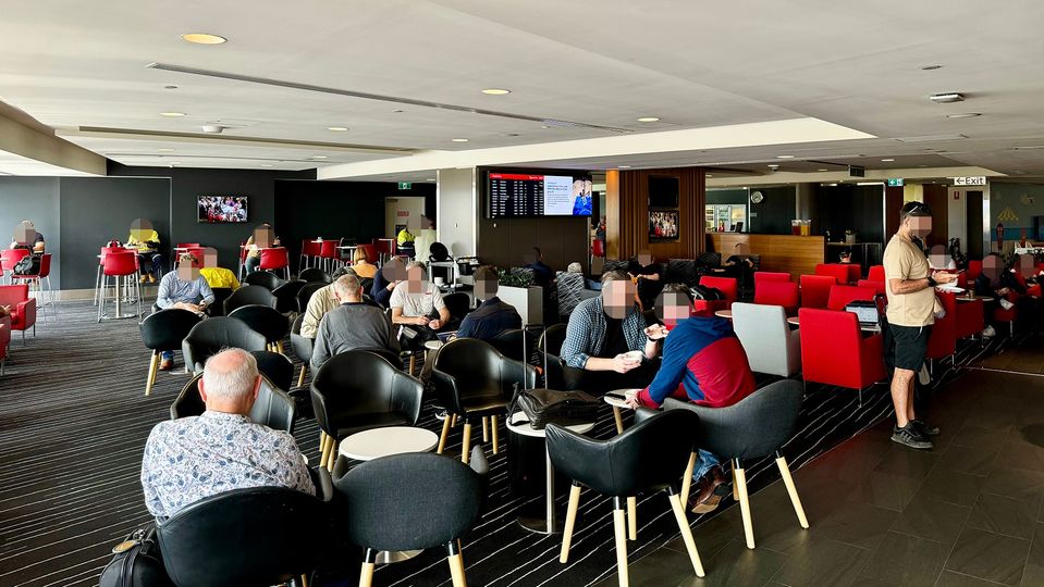 News and departures info is displayed throughout the lounge.