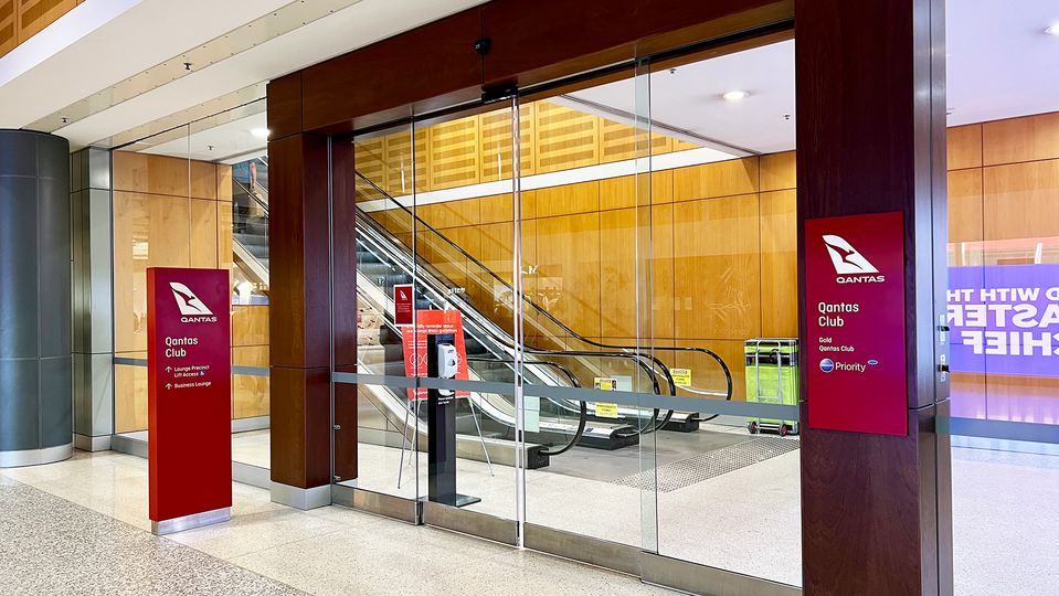 The entrance to Sydney Qantas Club.