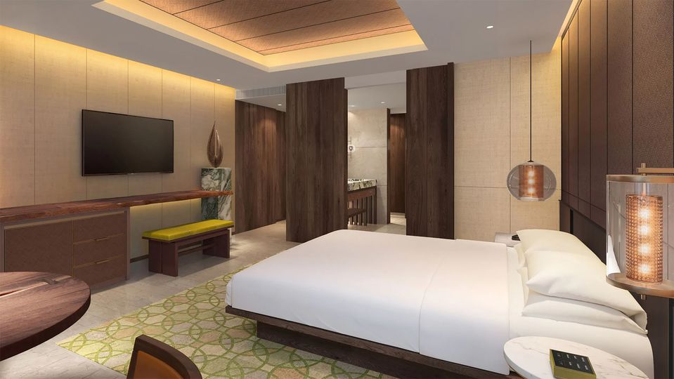 1 Kind Bed Rooms in the Terrace Wing have a functional multipurpose table and walk-in wardrobe.