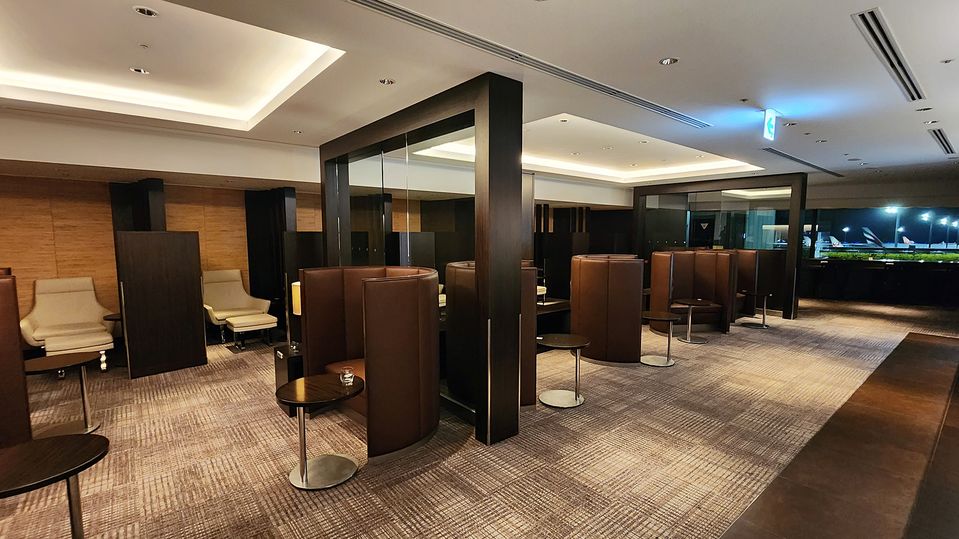 The downstairs lounge is well suited to business and solo travellers.