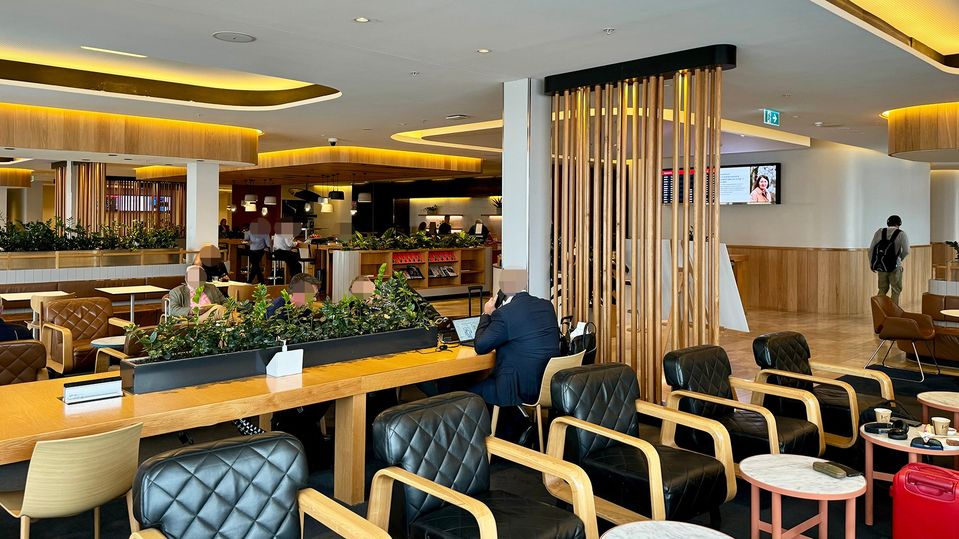 Perth domestic business lounge has a small business zone and bookable meeting room.