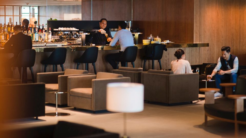 The Bar at Cathay's The Pier Business lounge.