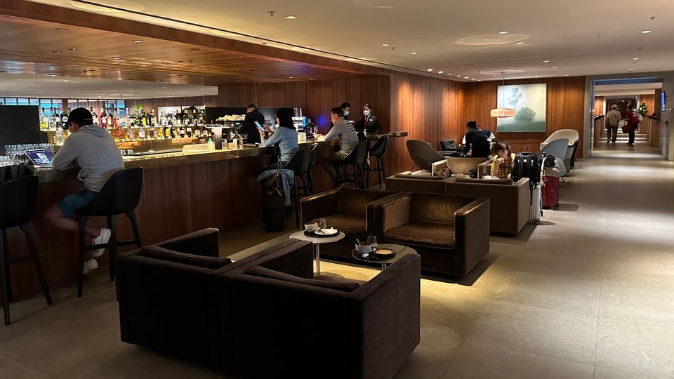 The always-popular bar at Cathay's The Pier Business lounge.