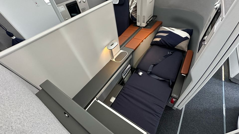 Stretch out on Lufthansa's 2m+ Allegris business class bed.