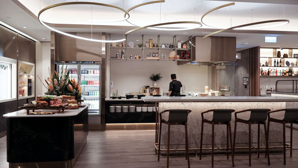 The HSBC Star Alliance Gold credit card provides worldwide access to over 1,000 airport lounges.