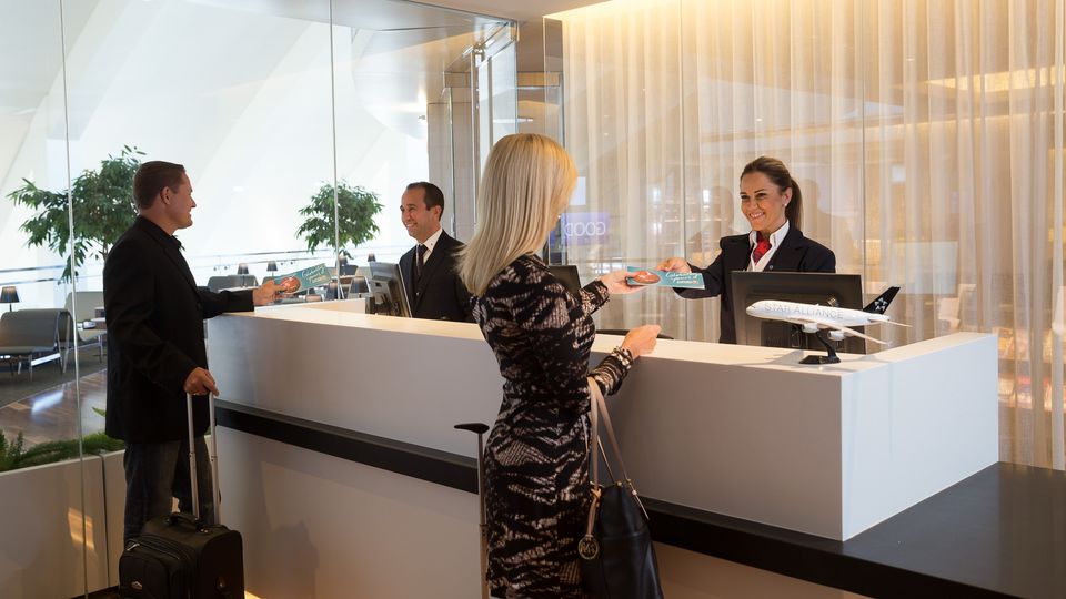 The HSBC Star Alliance Gold credit card provides worldwide access to over 1,000 airport lounges.