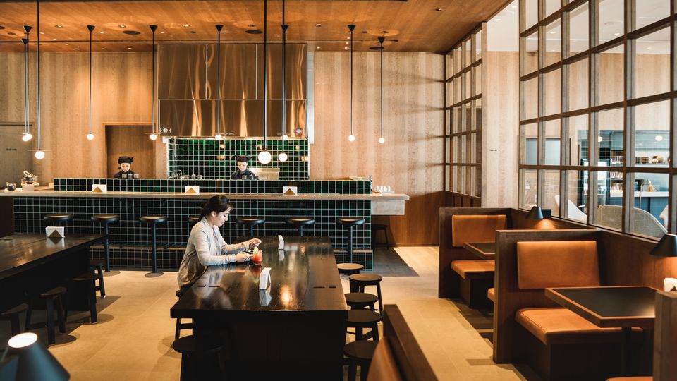 Qantas now uses Cathay Pacific's Vancouver lounge.