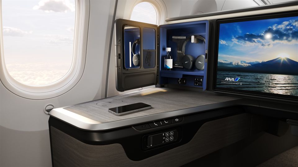 ANA's 787 The Room FX business class.