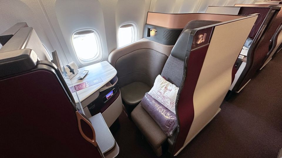 The forward-facing B and J seats are immediately next to the Qsuite's wall and the aisle.