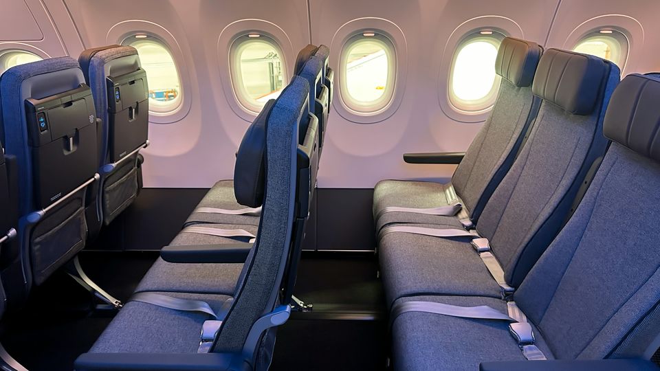 Qantas' A321XLR economy class extra legroom rows.