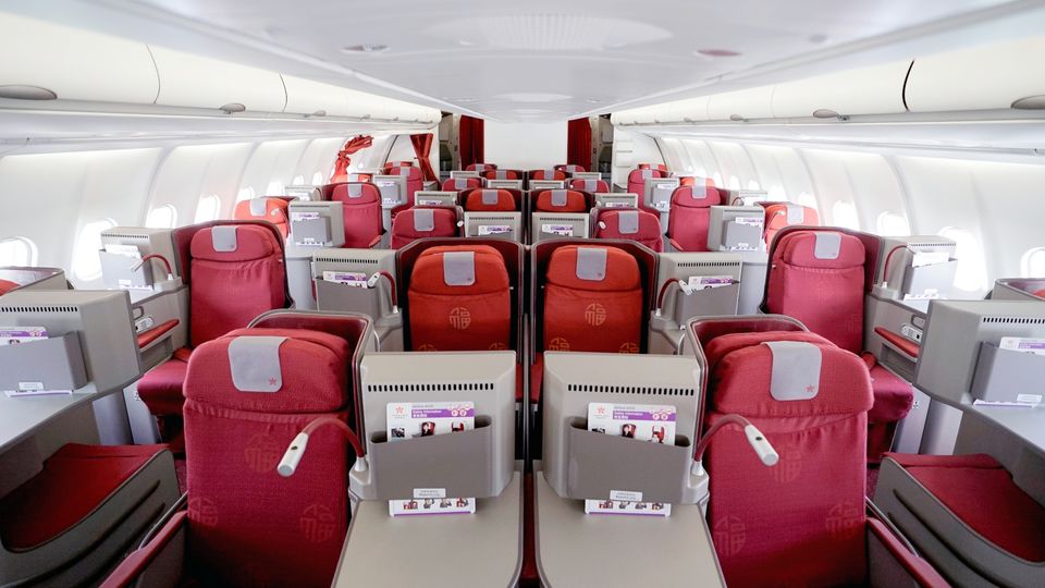One of the older business class cabins on Hong Kong Airlines' Airbus A330s.