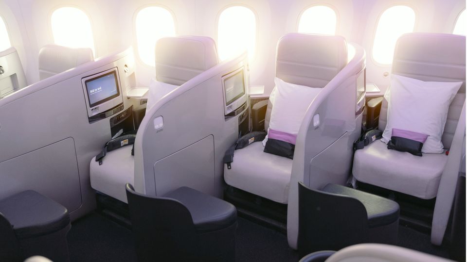 Air New Zealand's old Business Premier shares the same design as Thai Airways' Premium Economy Plus.
