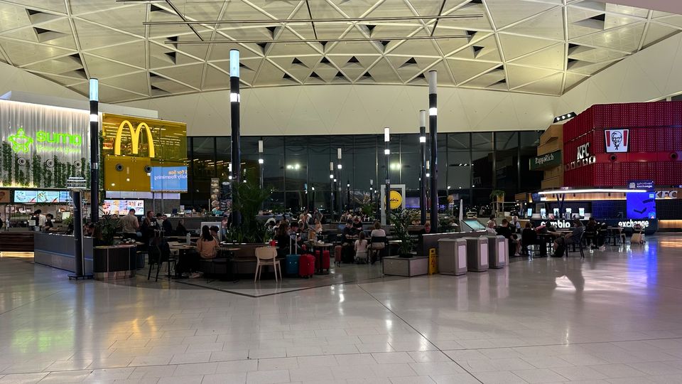 Finding your way to Qantas' temporary Sydney international business class lounge.