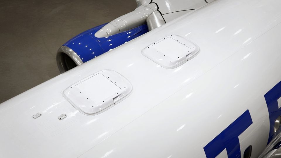 These two compact antenna hubs provide a link between the United jet and Starlink's satellite network.