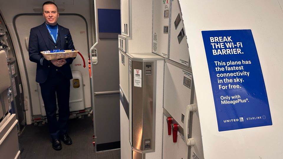 Stepping on board United's special 737 media flight to showcase Starlink Wi-Fi.