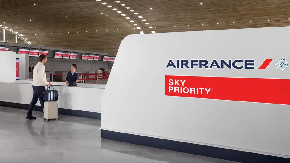 SkyTeam Elite status offers the SkyPriority fast-track for check-in, airport security and boarding.